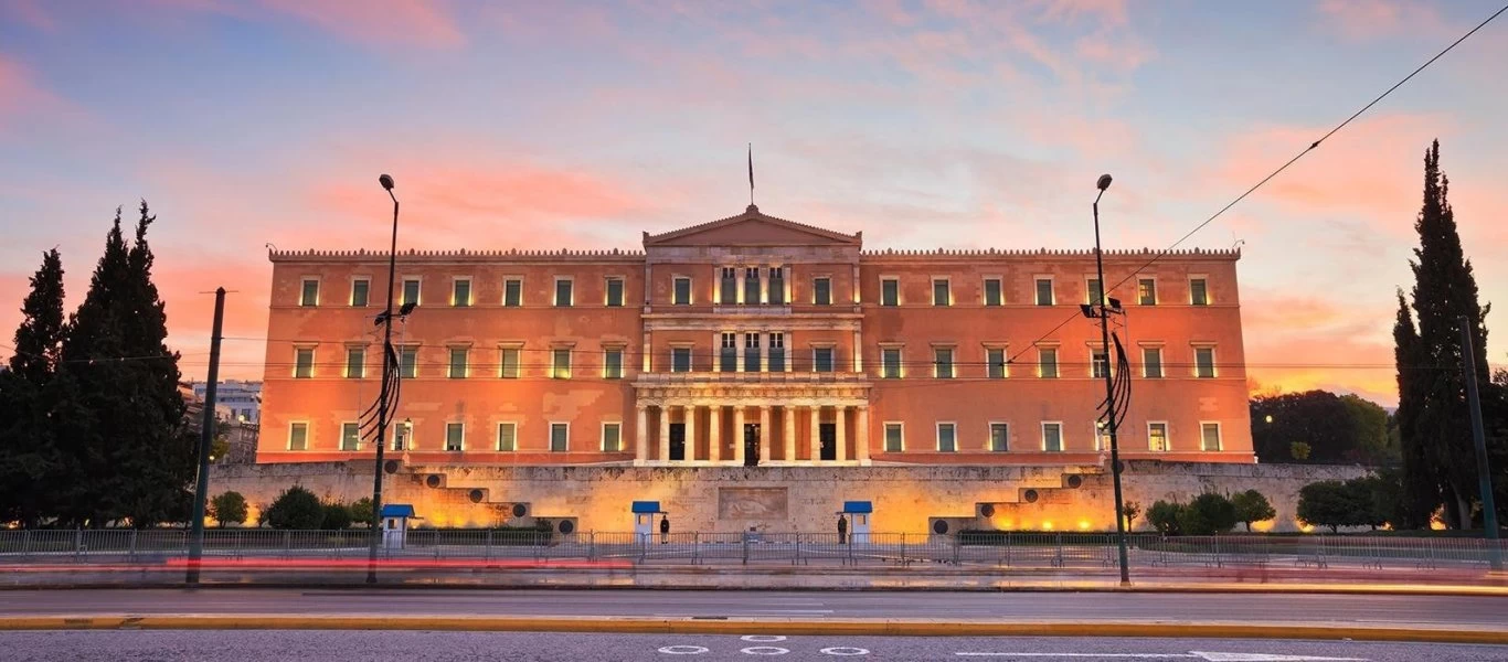 Ο κορωνοϊός «χτύπησε» και τη Βουλή - Απολύμανση έπειτα το επιβεβαιωμένο κρούσμα (φώτο)